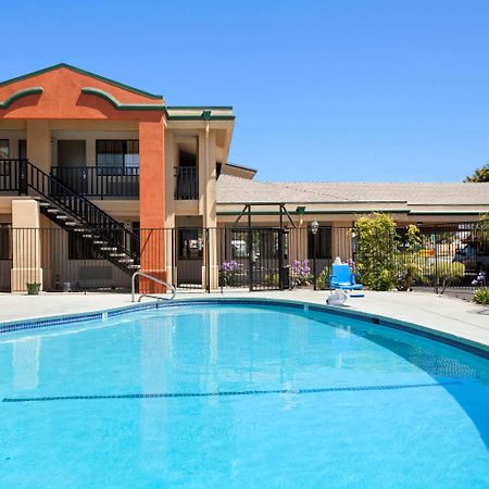 Super 8 By Wyndham Salinas Motel Exterior photo