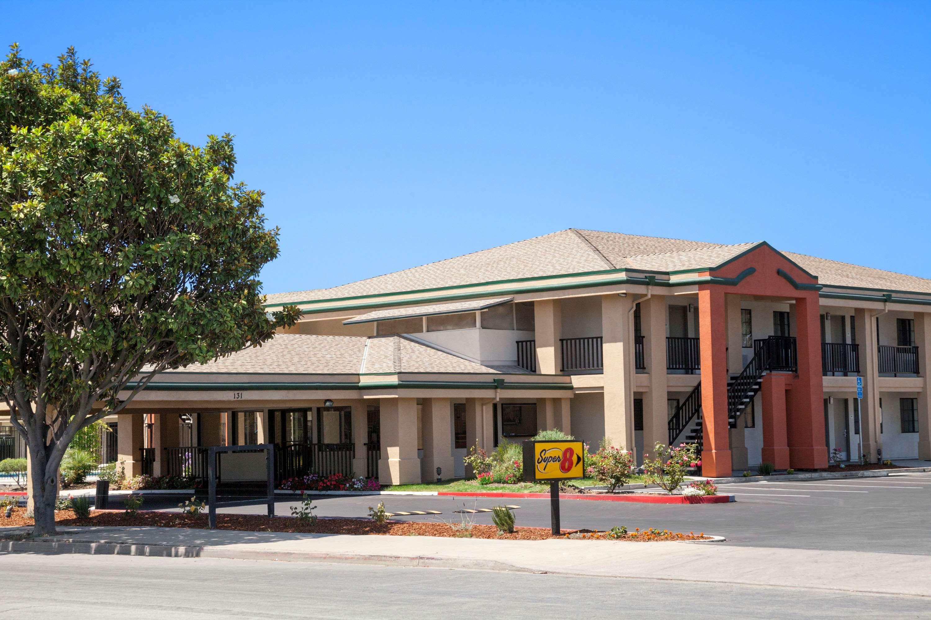 Super 8 By Wyndham Salinas Motel Exterior photo
