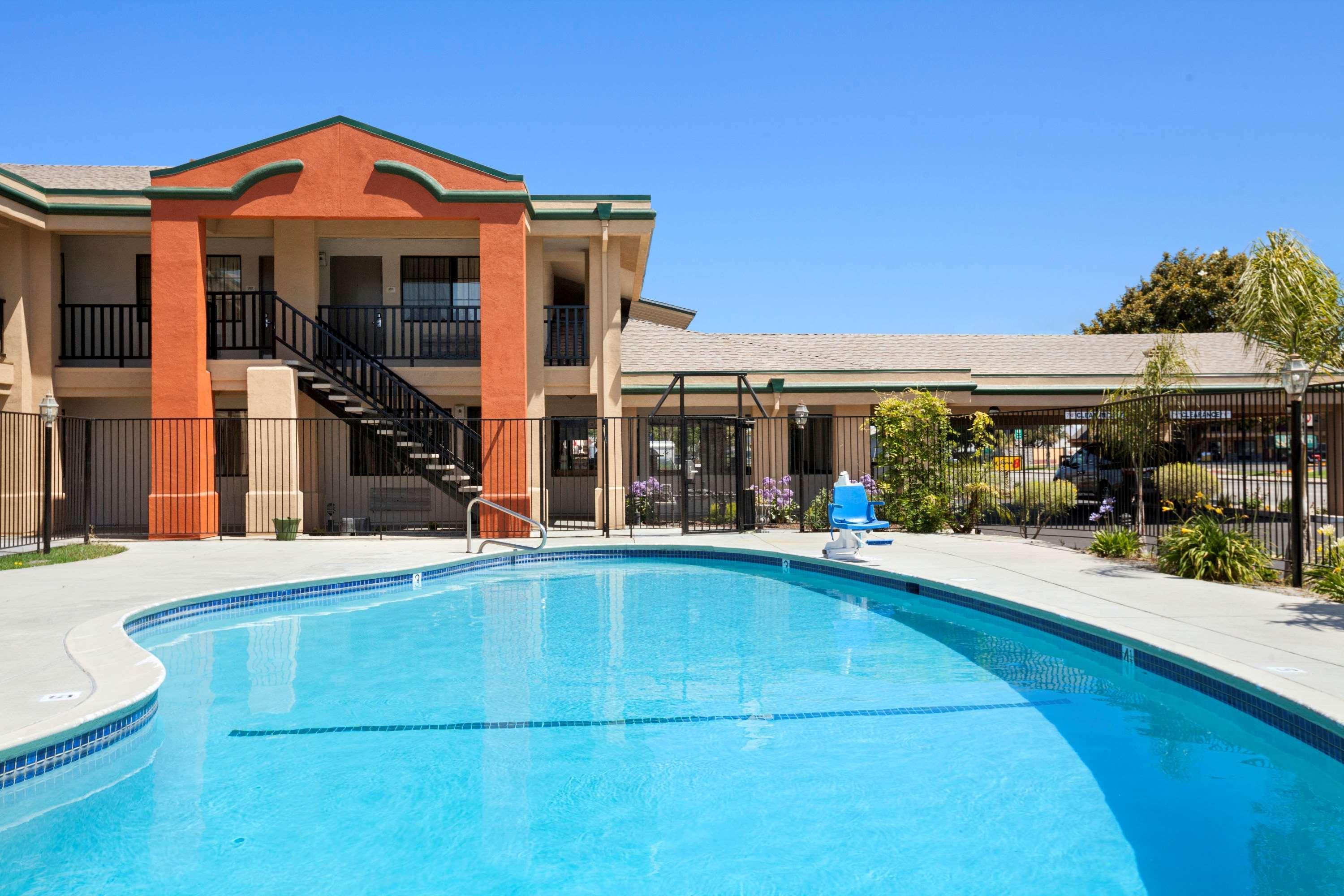 Super 8 By Wyndham Salinas Motel Exterior photo