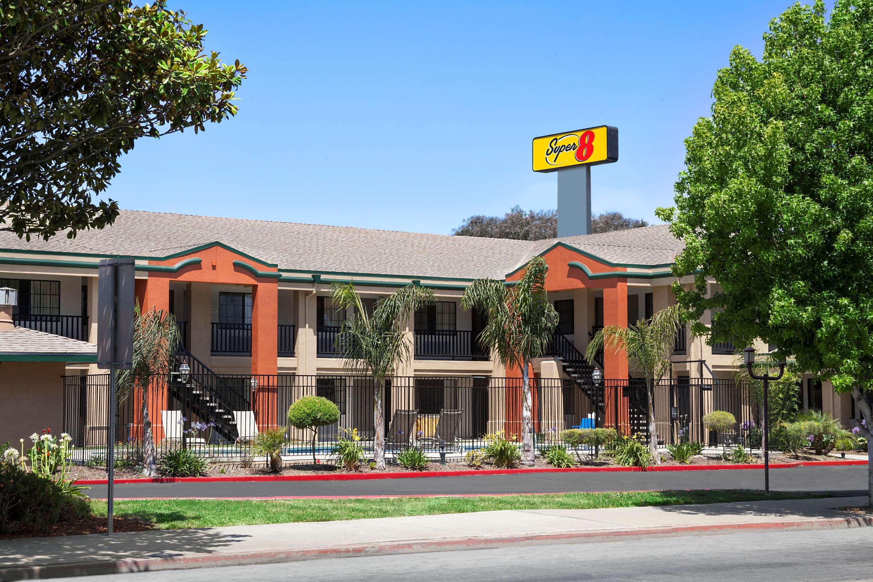 Super 8 By Wyndham Salinas Motel Exterior photo