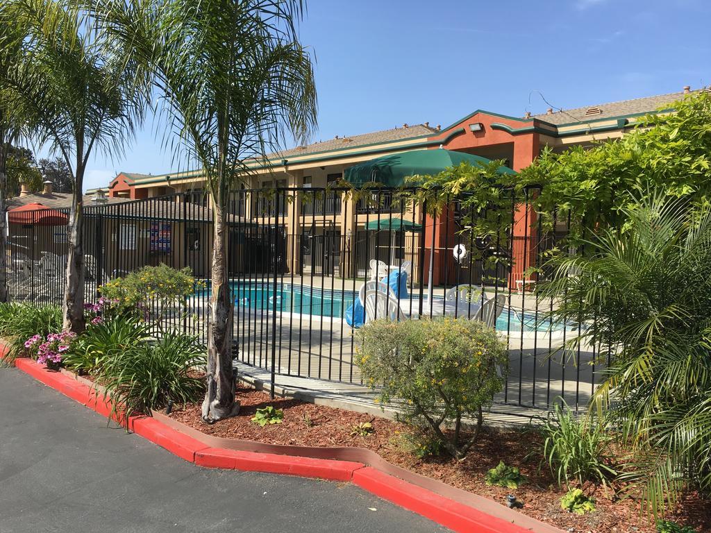 Super 8 By Wyndham Salinas Motel Exterior photo