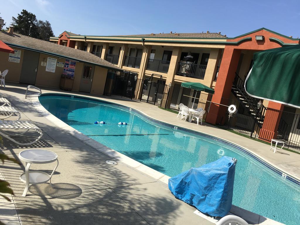Super 8 By Wyndham Salinas Motel Exterior photo