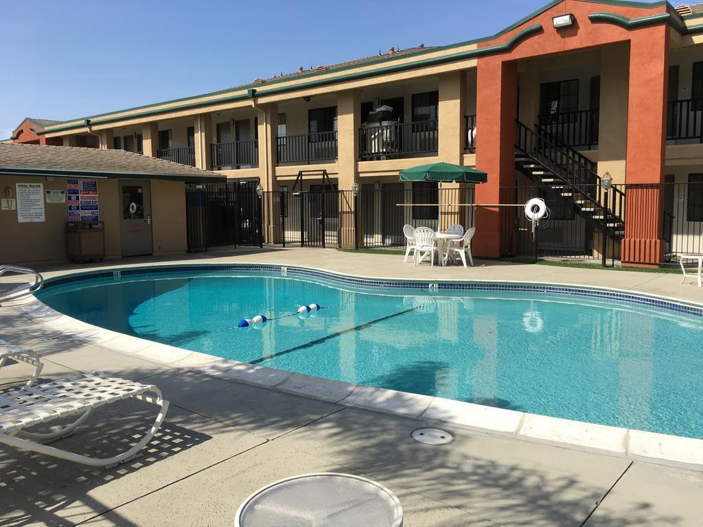 Super 8 By Wyndham Salinas Motel Exterior photo
