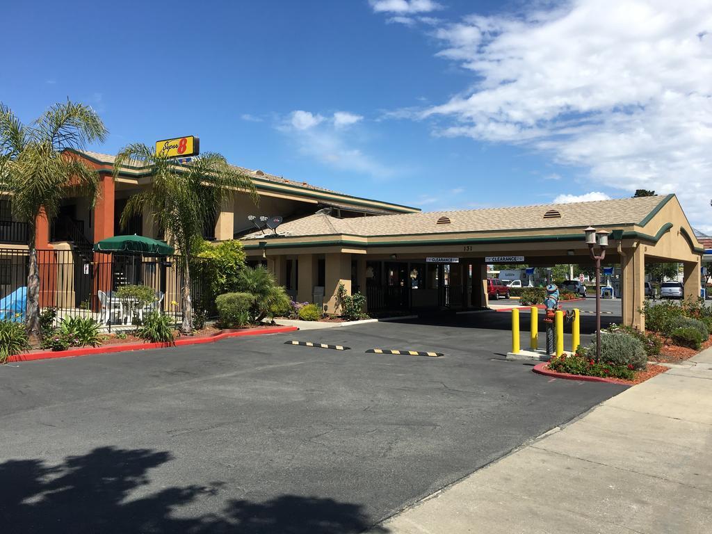 Super 8 By Wyndham Salinas Motel Exterior photo