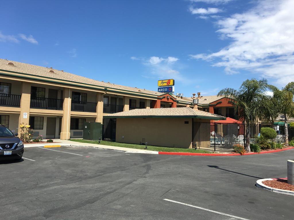 Super 8 By Wyndham Salinas Motel Exterior photo
