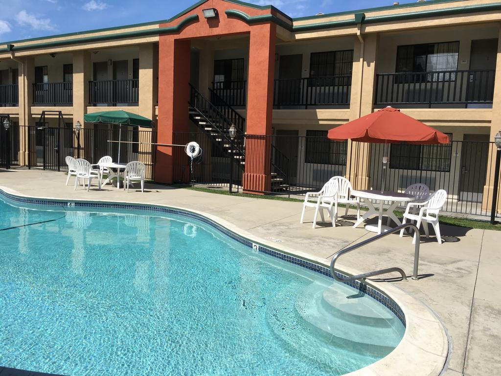 Super 8 By Wyndham Salinas Motel Exterior photo