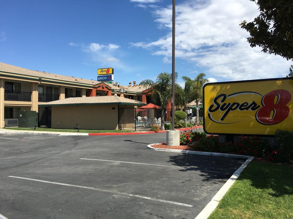 Super 8 By Wyndham Salinas Motel Exterior photo