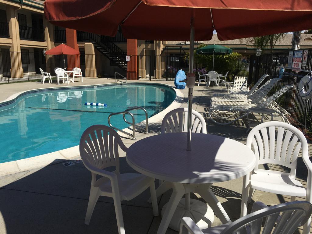 Super 8 By Wyndham Salinas Motel Exterior photo