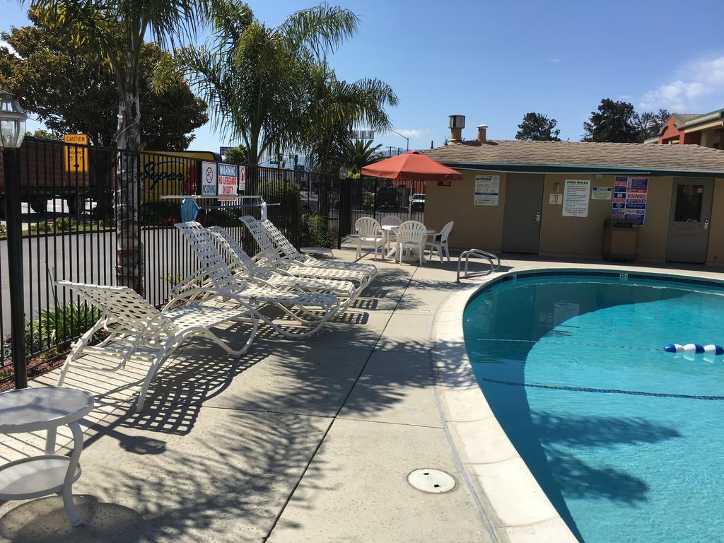 Super 8 By Wyndham Salinas Motel Exterior photo