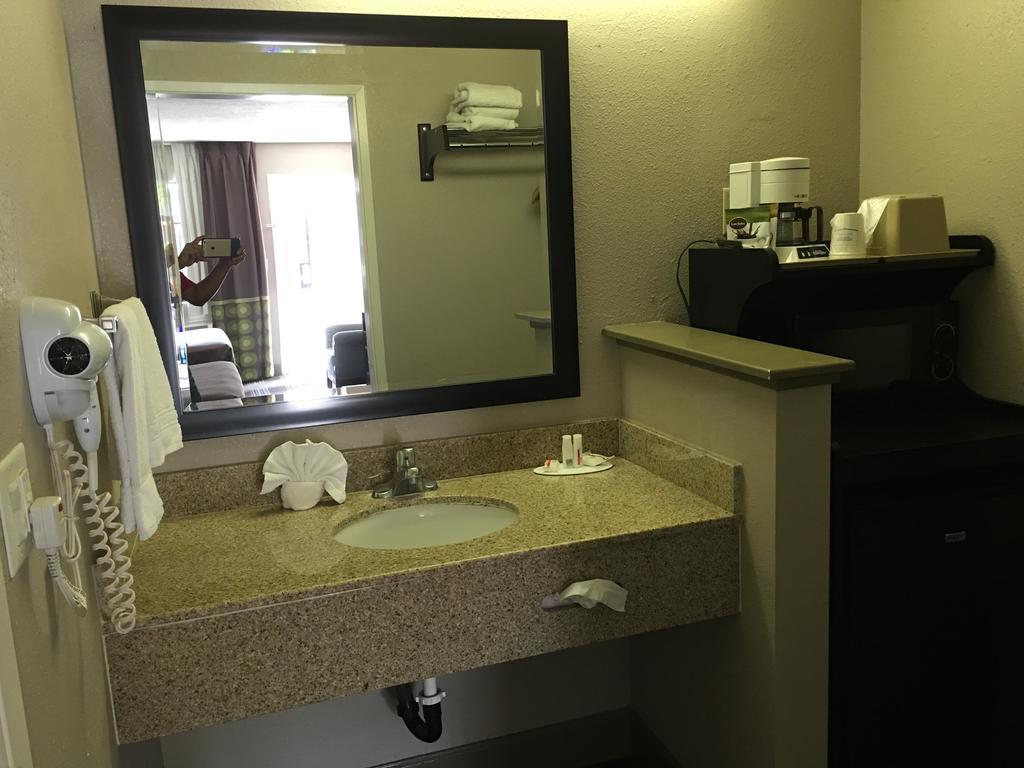 Super 8 By Wyndham Salinas Motel Exterior photo