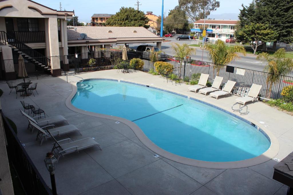 Super 8 By Wyndham Salinas Motel Exterior photo