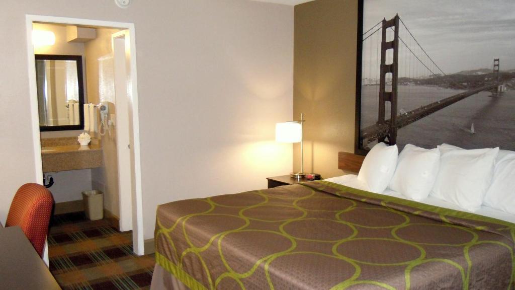 Super 8 By Wyndham Salinas Motel Room photo