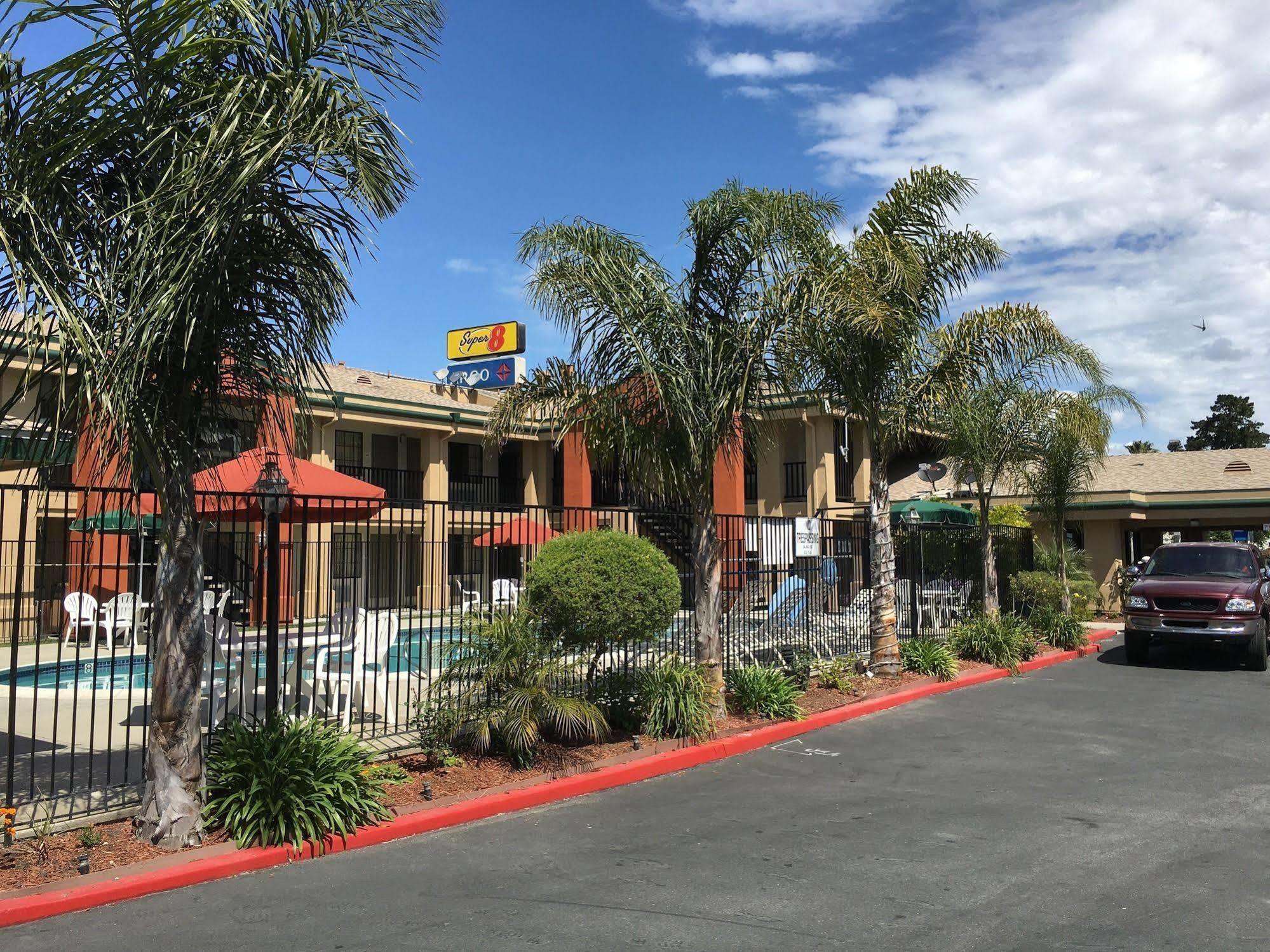 Super 8 By Wyndham Salinas Motel Exterior photo