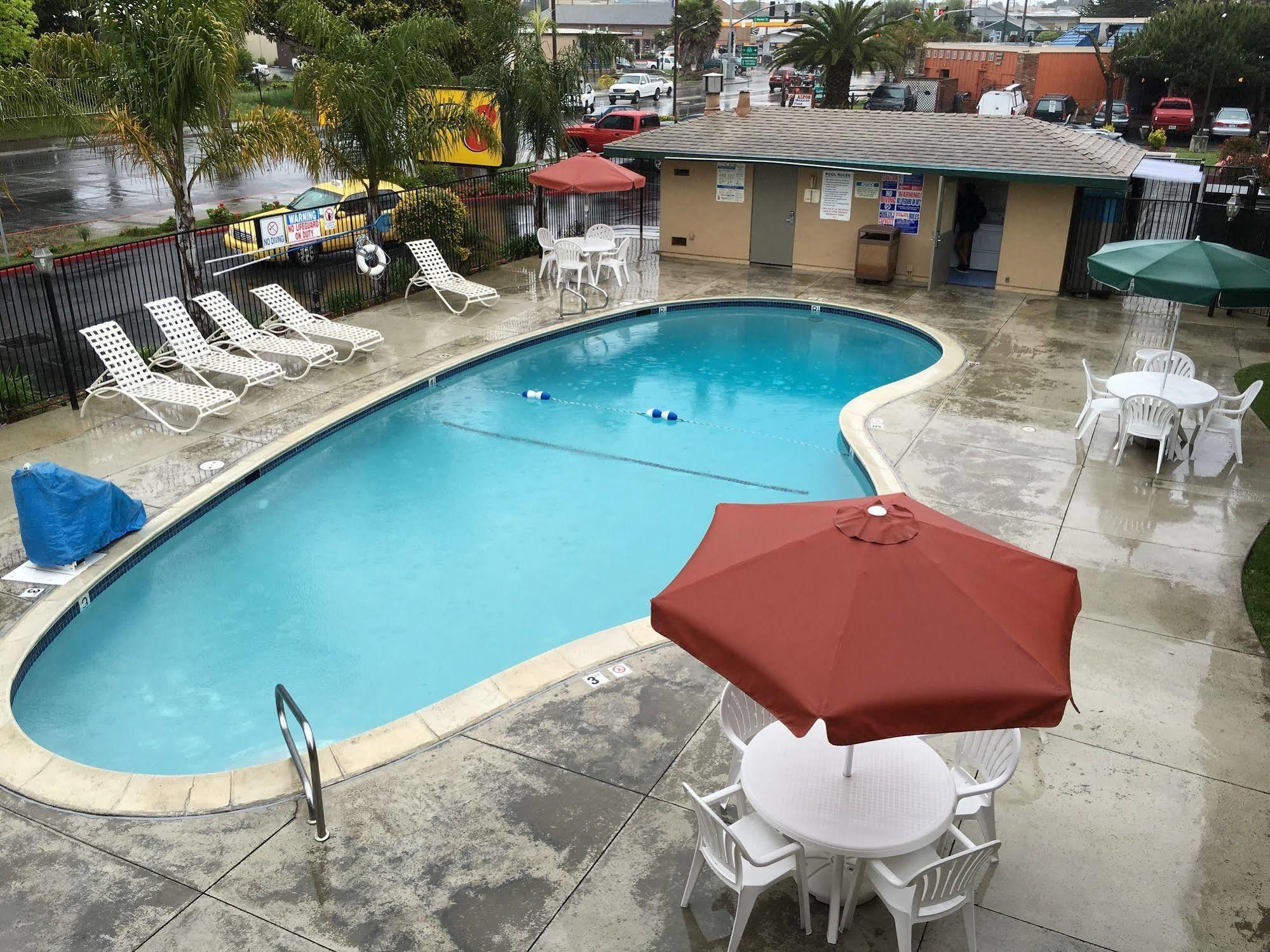 Super 8 By Wyndham Salinas Motel Exterior photo