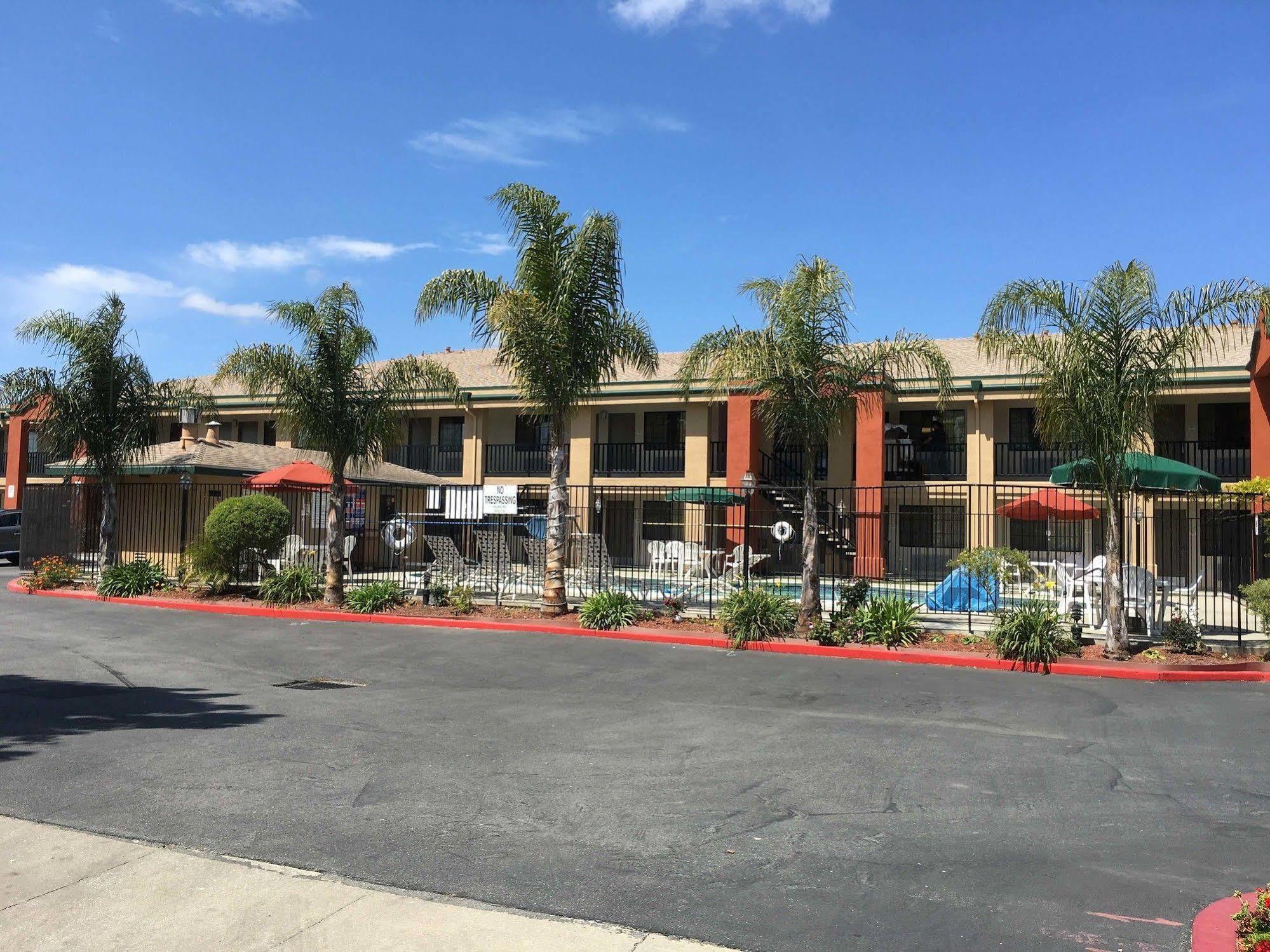 Super 8 By Wyndham Salinas Motel Exterior photo