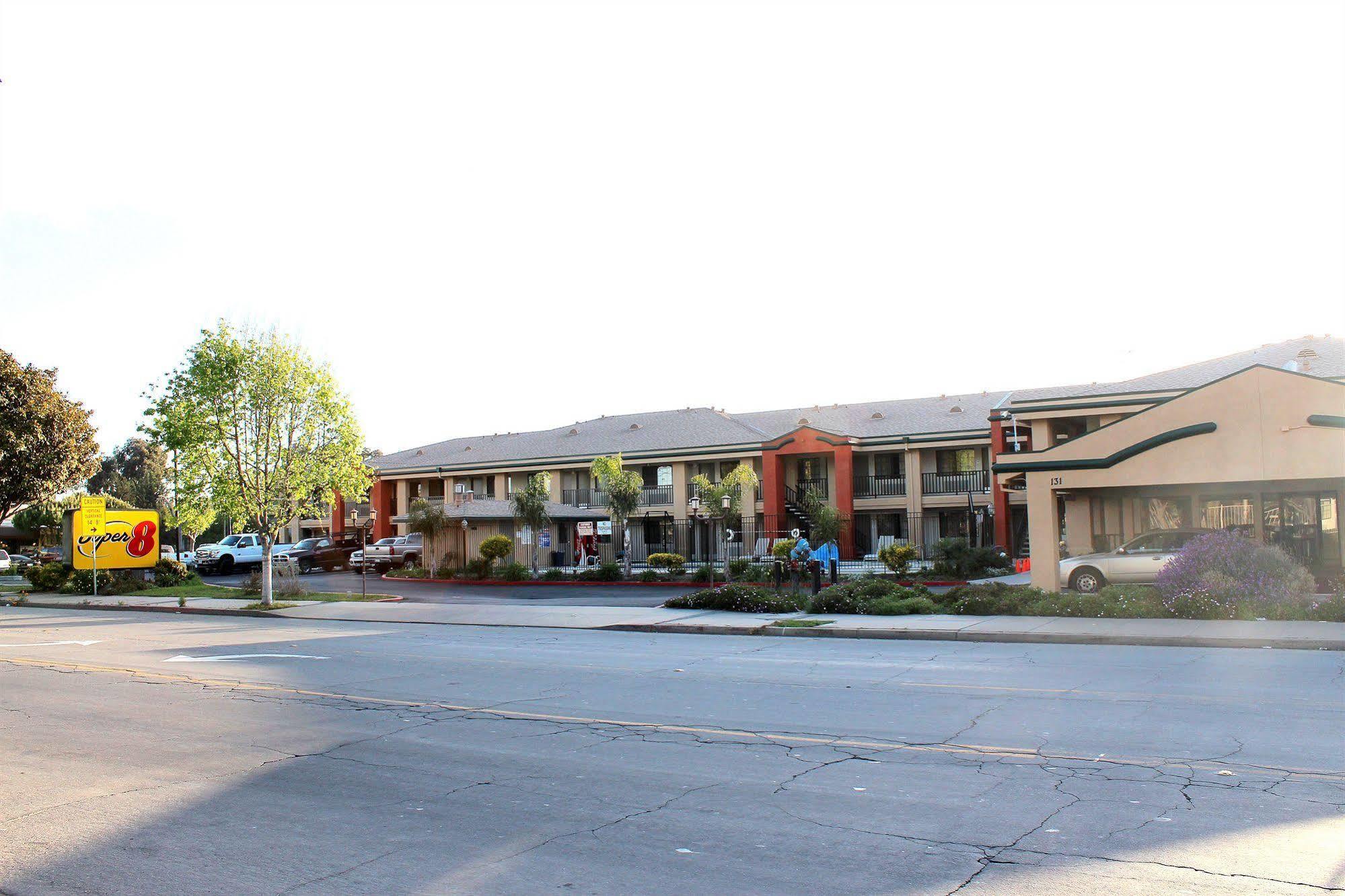 Super 8 By Wyndham Salinas Motel Exterior photo
