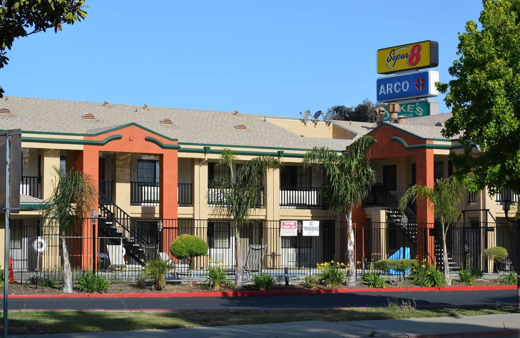 Super 8 By Wyndham Salinas Motel Exterior photo