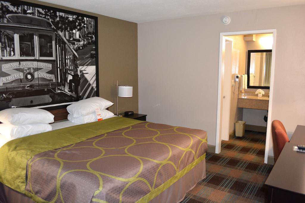 Super 8 By Wyndham Salinas Motel Room photo