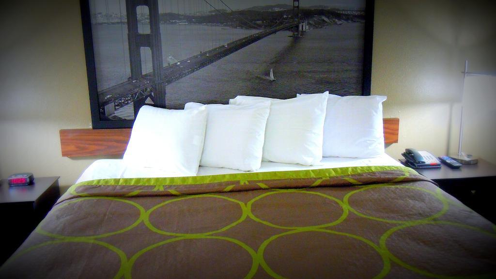 Super 8 By Wyndham Salinas Motel Room photo