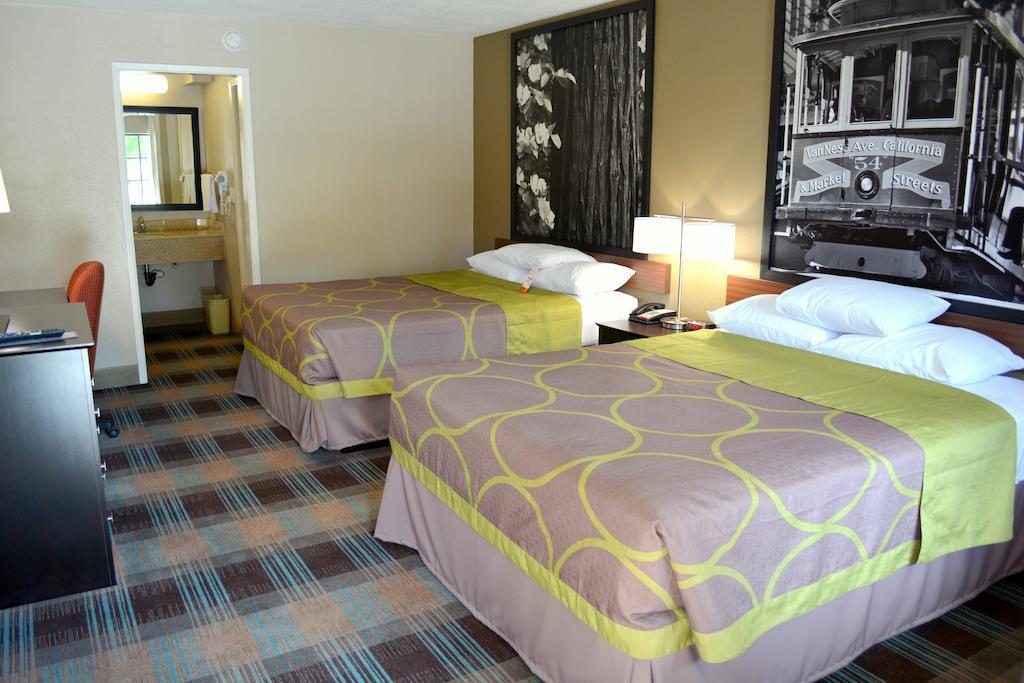 Super 8 By Wyndham Salinas Motel Room photo